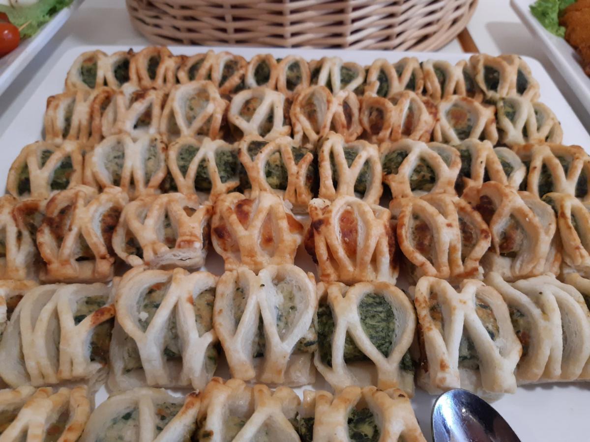 Kleine Blätterteigteilchen gefüllt