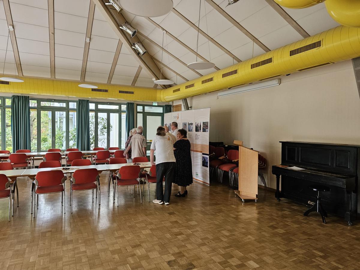 Die ersten Mitglieder treffen ein