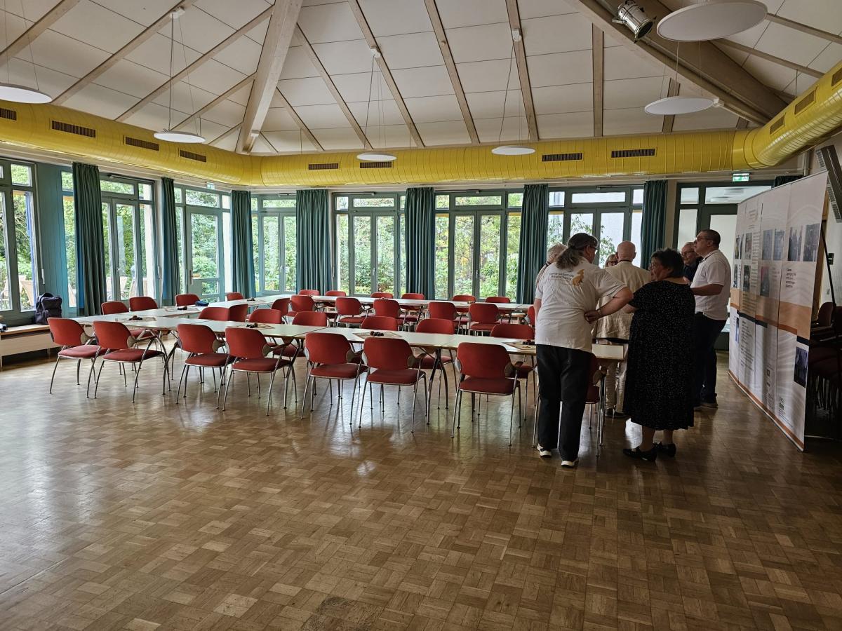 13:00 und der Saal füllt sich so langsam