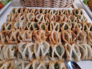 Kleine Blätterteigteilchen gefüllt