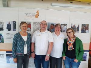 Erinnerungsfoto mit Fr. Kampen von der KIBiS, Carsten & Daniela Gebhardt von der Stoma-Selbsthilfe-BS und Fr. Wiebe Leiterin der Begegnungsstätte 