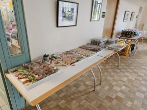 Das kalte Buffet traf auch ein. Hergestellt und gebracht von der Metzgerei Matthes Das war unser Fingerfood Bronze: Lachs Canapés, Mini Schnitzel, Laugenkastanien, Hähnchenschenkel gebraten,Mais Porree Salat im Gläschen, Tomate Mozzarella Spieße, Mini Buletten, Kleine Blätterteigteilchen, gefüllt Scampispiesse mit Aioli Dip, Tiramisu im Gläschen