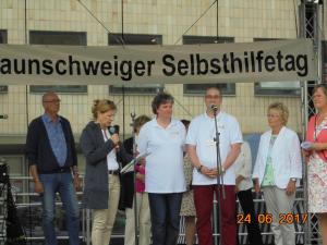 Sozialdezernentin Frau Dr. Andrea Hanke überbringt die Ehrung durch die Stadt