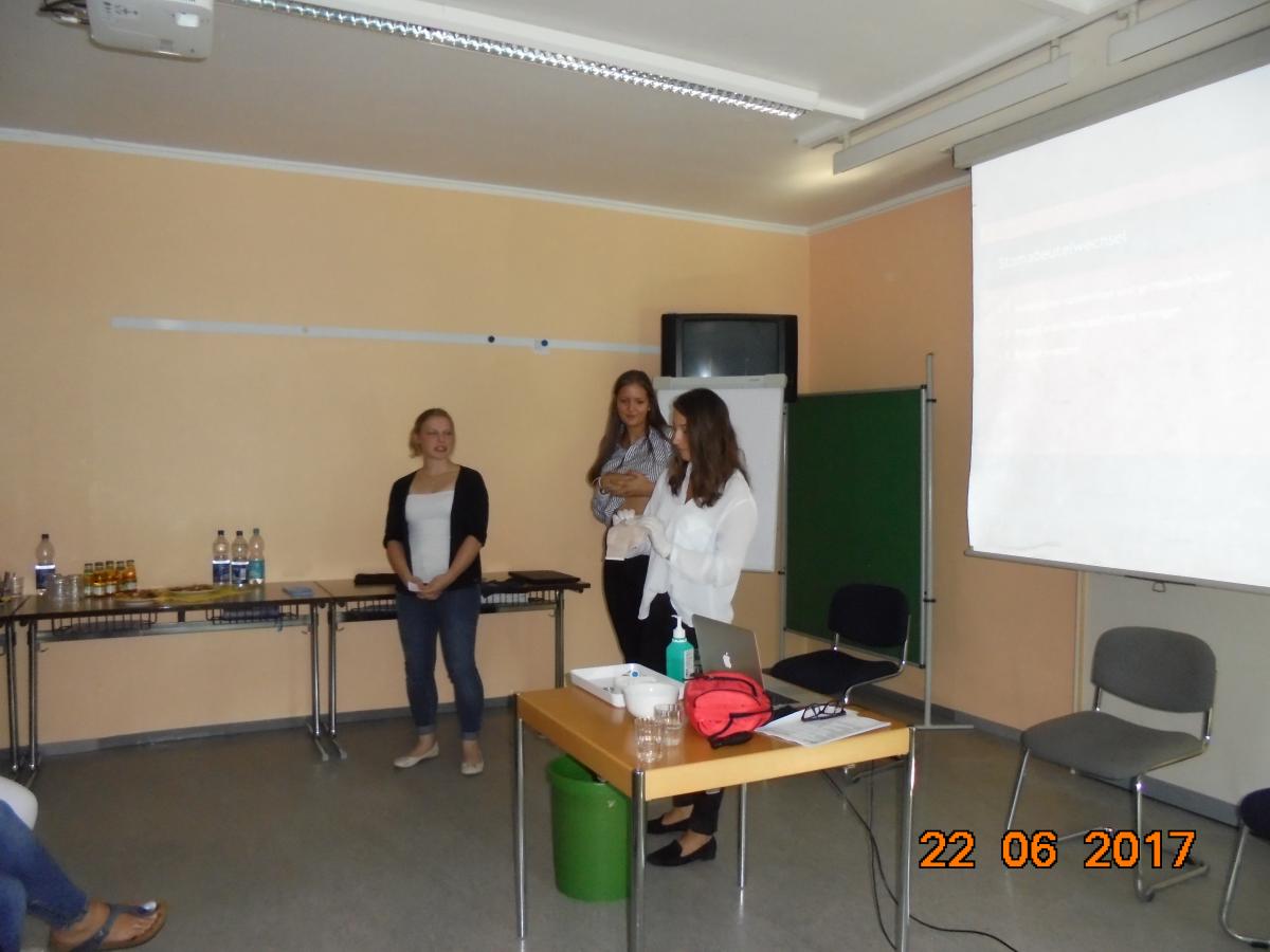 5. Schritt der Stomabeutel wird auf den Rastring aufgerastet