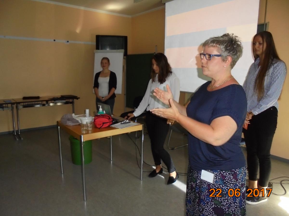 Fr. Krüger eröffnet die Projektpräsentation