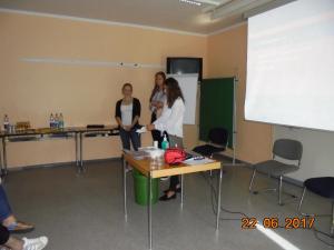 2. Schritt die Handschuhe werden übergezogen