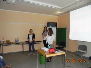 5. Schritt der Stomabeutel wird auf den Rastring aufgerastet