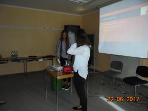 Es werden die Hilfsmittelvorstellung zur Stomaversorgung werden erklärt