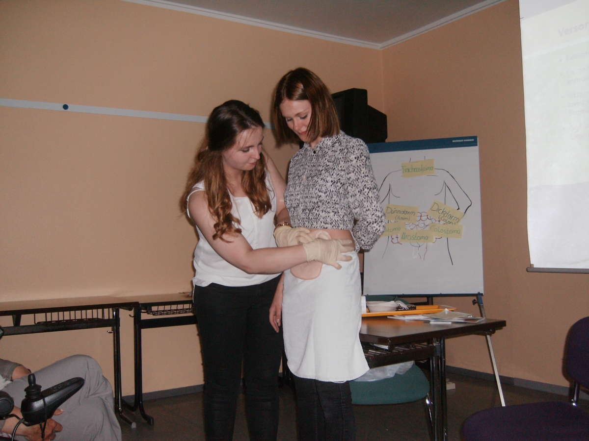 Anbringen des Stomabeutel auf der Basisplatte