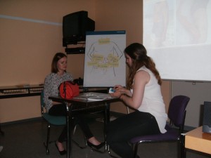 Die beiden erklärten was zu Beachten hat, wenn man in Urlaub fliegt