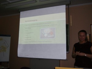 Gabriela erklärt die Stomaversorgung